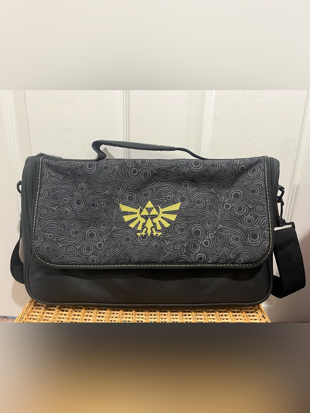 POWER A Everywhere messenger bag for Nintendo Switch Legend of Zelda
